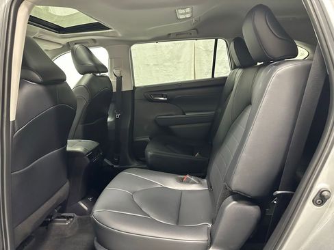 Used 2025 Toyota Highlander XLE AWD/4WD image 52