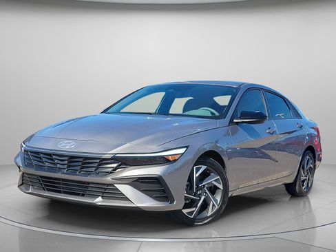 Used 2025 Hyundai Elantra Sport image 2