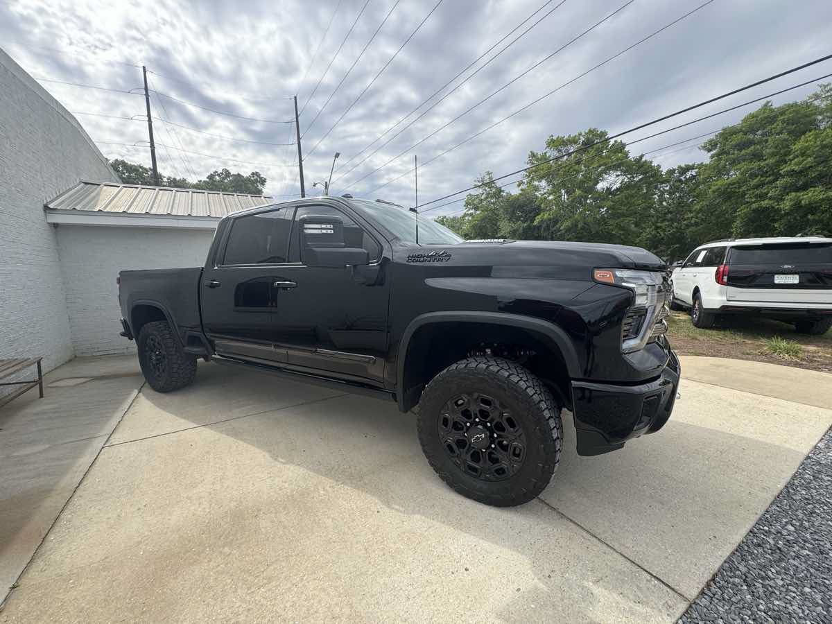 Used 2024 Chevrolet Silverado 2500 High Country w/ Midnight Edition AWD/4WD image 4
