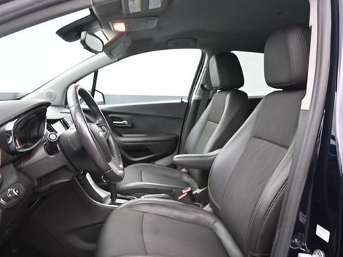 Used 2022 Chevrolet Trax LT w/ LT Convenience Package AWD/4WD image 15