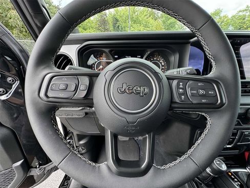 Used 2025 Jeep Gladiator Sport image 16