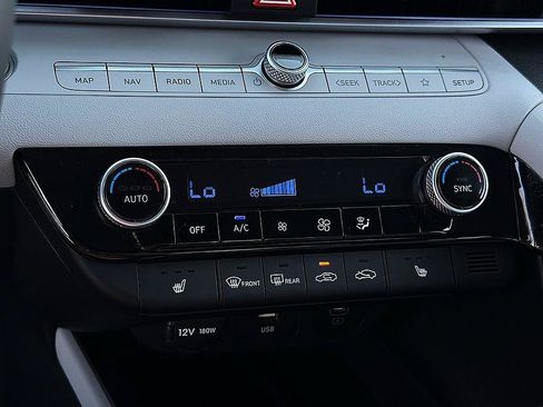 Certified 2025 Hyundai Elantra Limited FWD image 15