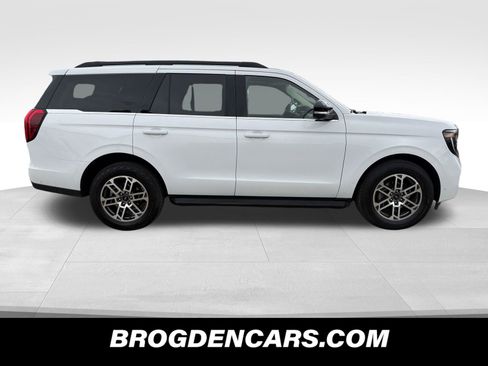 Used 2025 Ford Expedition Active AWD/4WD image 2