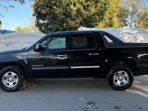 Used 2010 Chevrolet Avalanche LS w/ Convenience Package image 3