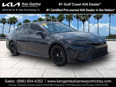 Used 2025 Toyota Camry SE FWD image 1