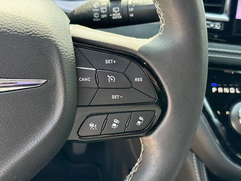 Used 2023 Chrysler Pacifica Limited w/ S Appearance Package FWD image 24