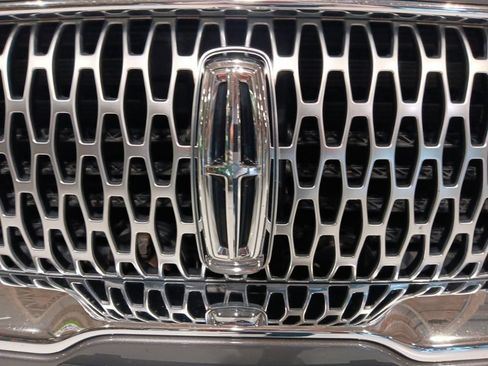 Used 2022 Lincoln Nautilus Reserve w/ Luxury Package AWD/4WD image 22