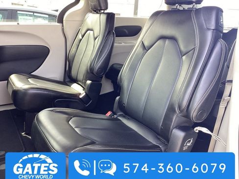 Used 2023 Chrysler Pacifica Touring-L image 14