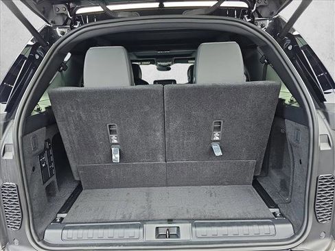 Used 2025 Land Rover Discovery Dynamic SE image 12