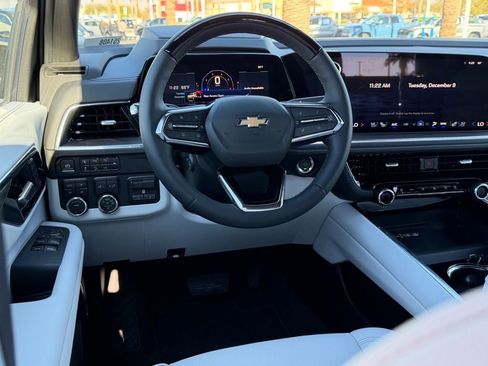 New 2025 Chevrolet Suburban Premier image 8