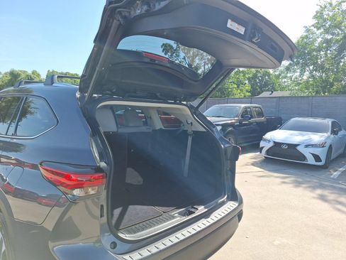 Used 2021 Toyota Highlander XLE FWD image 36