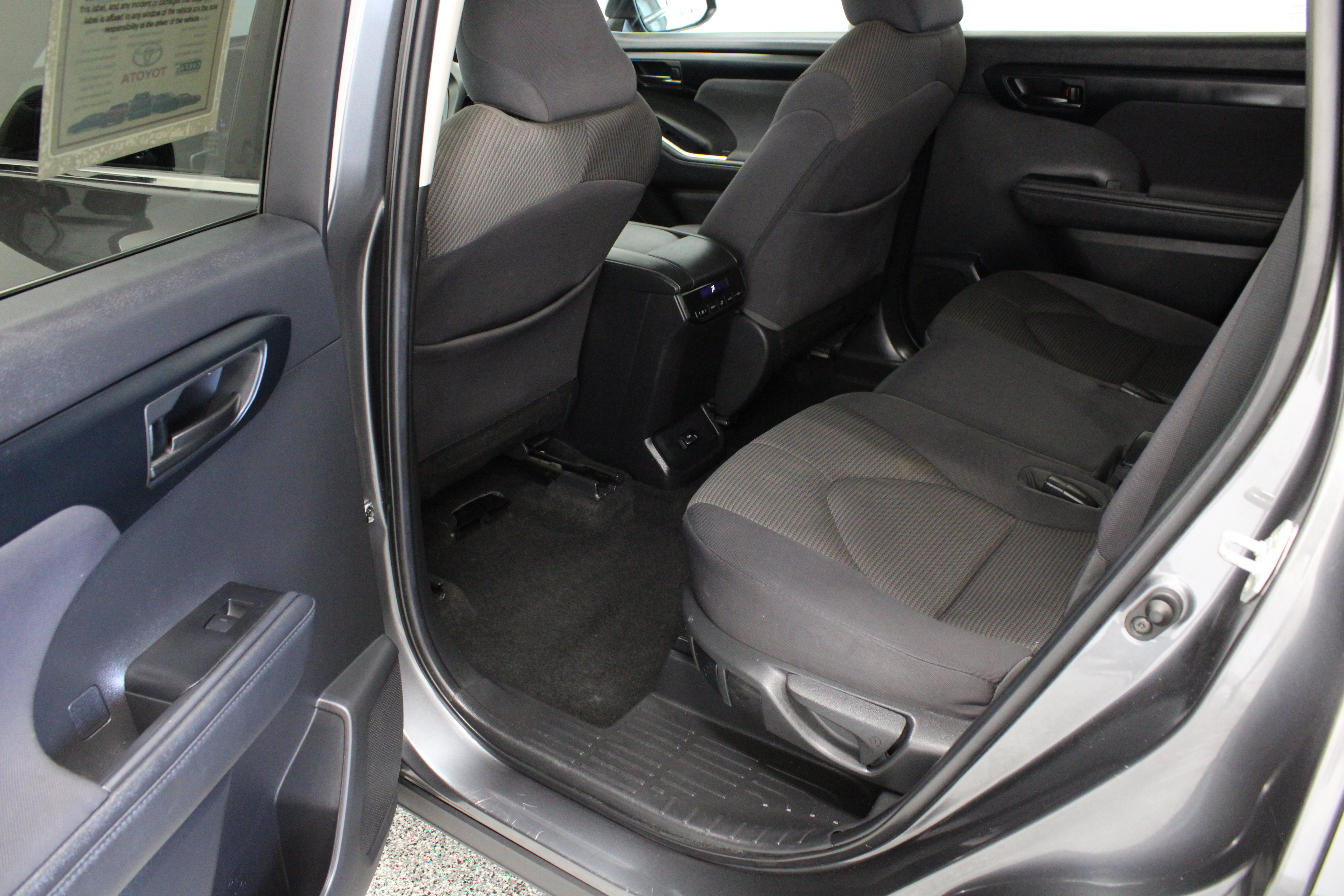Used 2023 Toyota Highlander LE FWD image 27
