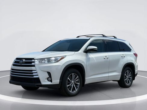 Used 2017 Toyota Highlander XLE AWD/4WD image 2