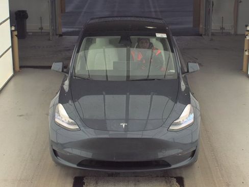 Used 2022 Tesla Model Y Long Range image 10