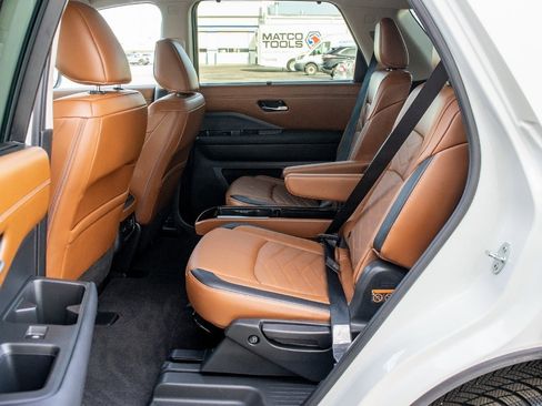 Used 2024 Nissan Pathfinder Platinum image 35