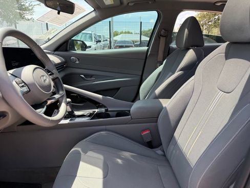 Used 2025 Hyundai Elantra SEL w/ Cargo Package FWD image 9