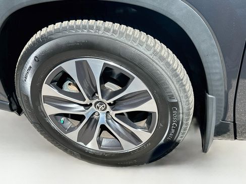 Used 2020 Toyota Highlander XLE AWD/4WD image 11