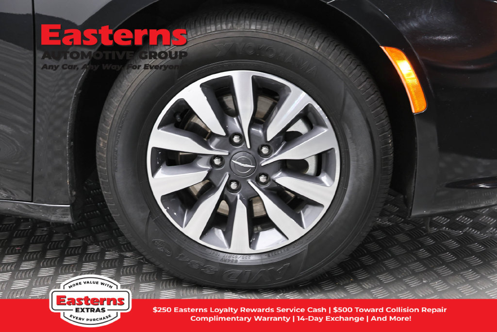 Used 2023 Chrysler Pacifica Limited FWD image 35