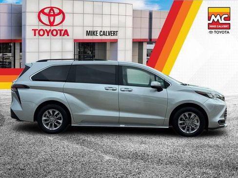 Used 2025 Toyota Sienna XLE FWD image 6