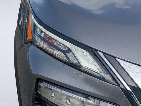 Used 2023 Nissan Rogue SV image 9