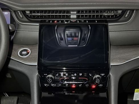 New 2025 Jeep Grand Cherokee Limited w/ Luxury Tech Group II image 25