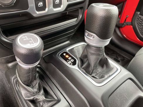 Certified 2022 Jeep Wrangler Sport AWD/4WD image 15