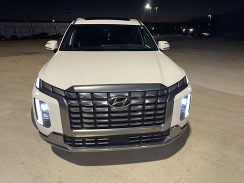 Used 2023 Hyundai Palisade Calligraphy image 2