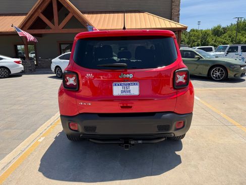Used 2023 Jeep Renegade Latitude AWD/4WD image 6