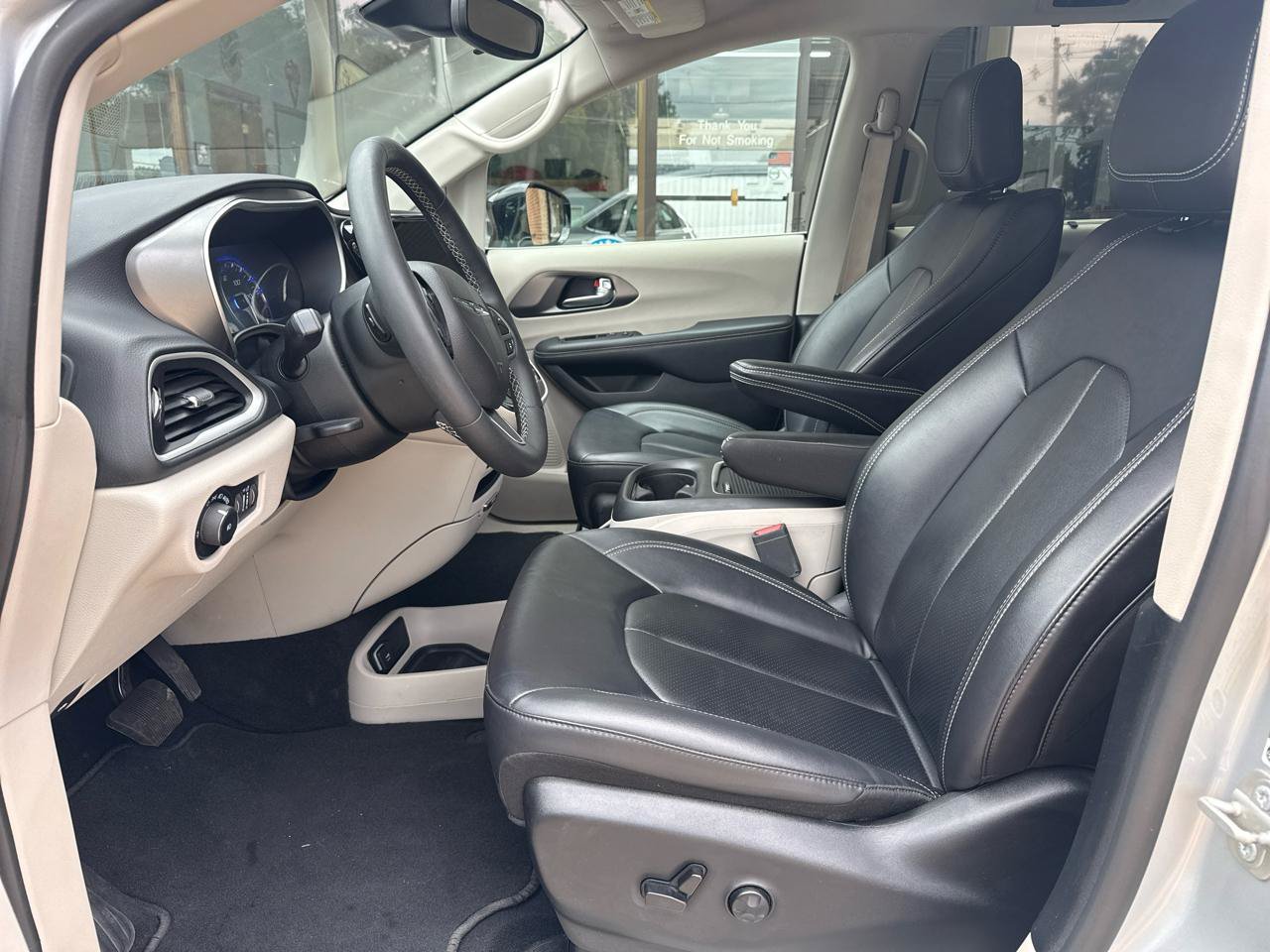 Used 2024 Chrysler Pacifica Touring-L FWD image 7