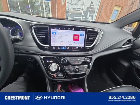 Used 2023 Chrysler Pacifica Limited w/ Uconnect Theater Family Group AWD/4WD image 3
