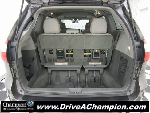 Used 2015 Toyota Sienna L image 14
