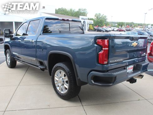 Used 2024 Chevrolet Silverado 2500 High Country w/ Technology Package AWD/4WD image 6