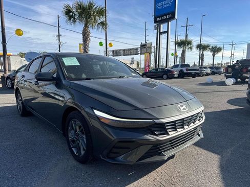 Used 2024 Hyundai Elantra SEL image 1