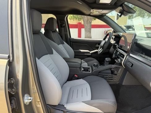 Used 2025 Toyota Tacoma TRD Sport AWD/4WD image 31