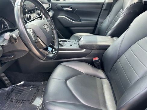 Used 2020 Toyota Highlander XLE FWD image 11