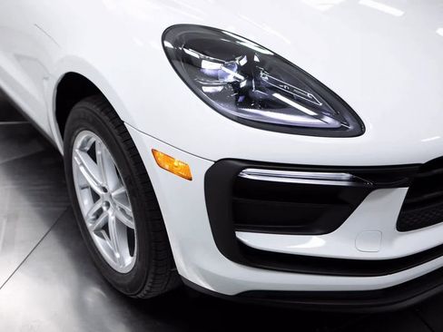 Certified 2025 Porsche Macan image 12