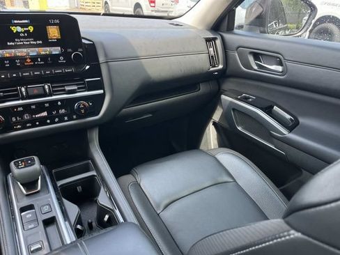 Used 2024 Nissan Pathfinder SL FWD image 18