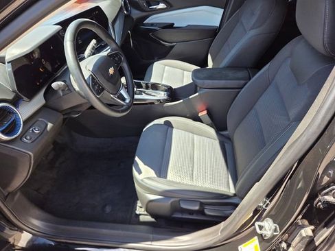 Certified 2025 Chevrolet Trax LT w/ LT Convenience Package FWD image 10