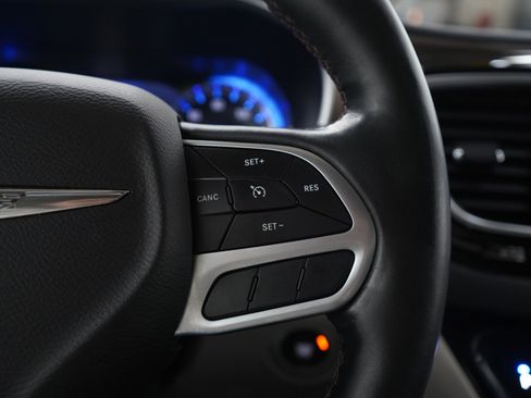 Used 2018 Chrysler Pacifica Touring-L Plus image 29