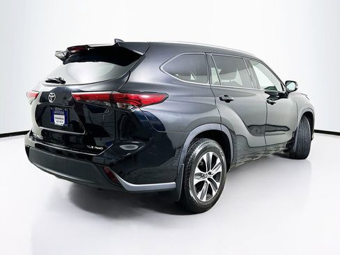 Used 2021 Toyota Highlander XLE AWD/4WD image 7