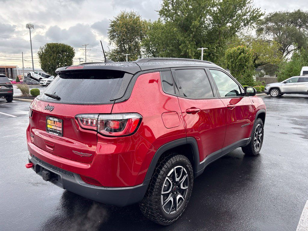 Used 2025 Jeep Compass Trailhawk w/ Trailhawk Convenience Group AWD/4WD image 5