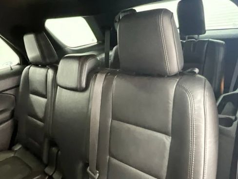 Used 2015 Ford Explorer XLT w/ Equipment Group 202A AWD/4WD image 6