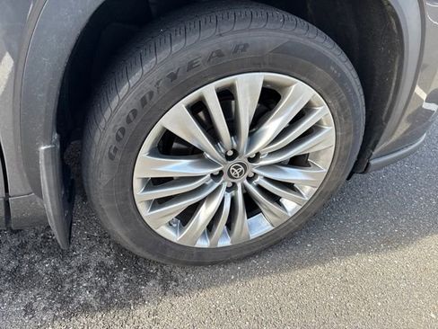 Used 2024 Toyota Highlander Platinum image 9