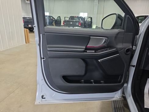 Used 2025 Ford Expedition Platinum AWD/4WD image 22