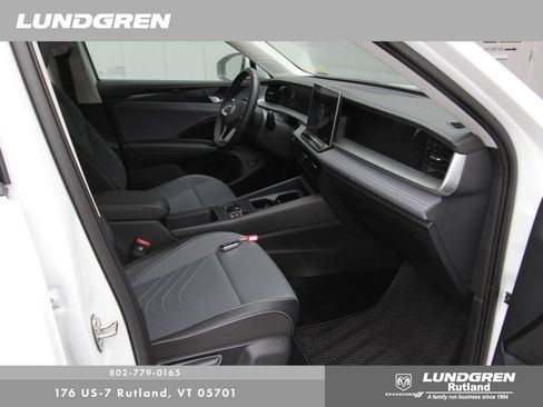 Used 2025 Volkswagen Tiguan SE w/ Panoramic Sunroof Package AWD/4WD image 19