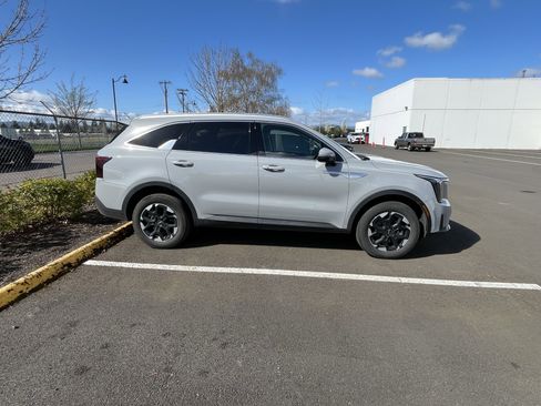 Used 2024 Kia Sorento S w/ Panoramic Sunroof Package image 4