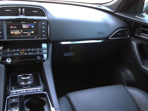 Used 2018 Jaguar F-PACE Premium image 37