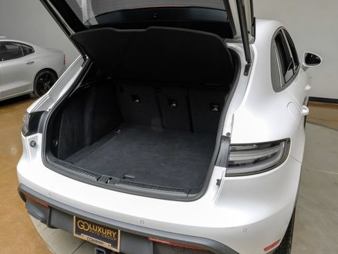 Used 2023 Porsche Macan AWD/4WD image 56