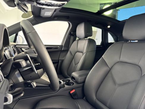 Certified 2025 Porsche Macan image 5