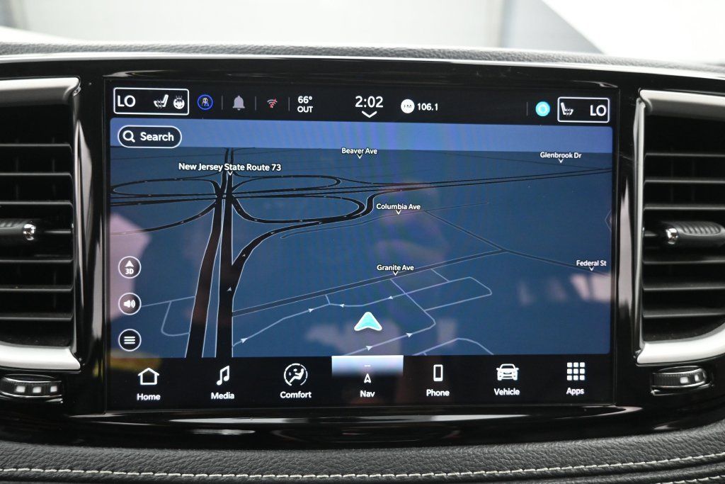 Used 2024 Chrysler Pacifica Limited FWD image 12